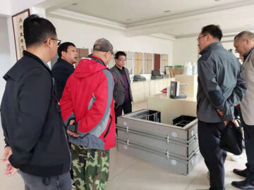 河南省建設(shè)廳科技與標(biāo)準(zhǔn)處康處長、河南省建筑協(xié)會(huì)段秘書長、河南省建筑科學(xué)研究院黃工等一行蒞臨考察